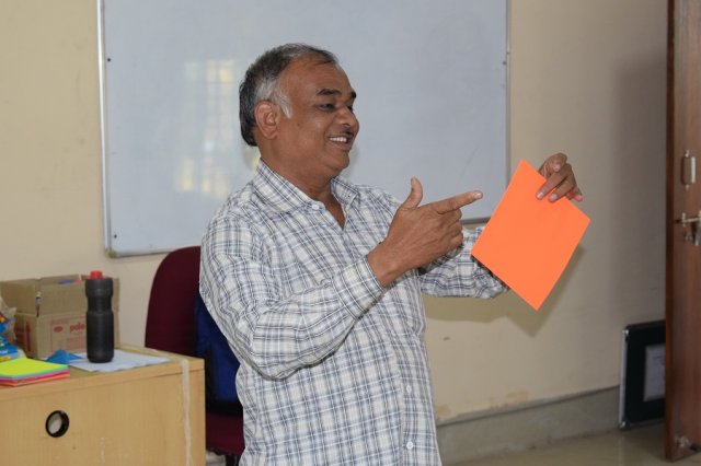 &quot;इसे कहते हैं origami paper&quot; - Resource person Prem Manmouji